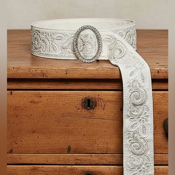 POL Embroidered Ivory Belt - Picture 2 of 2